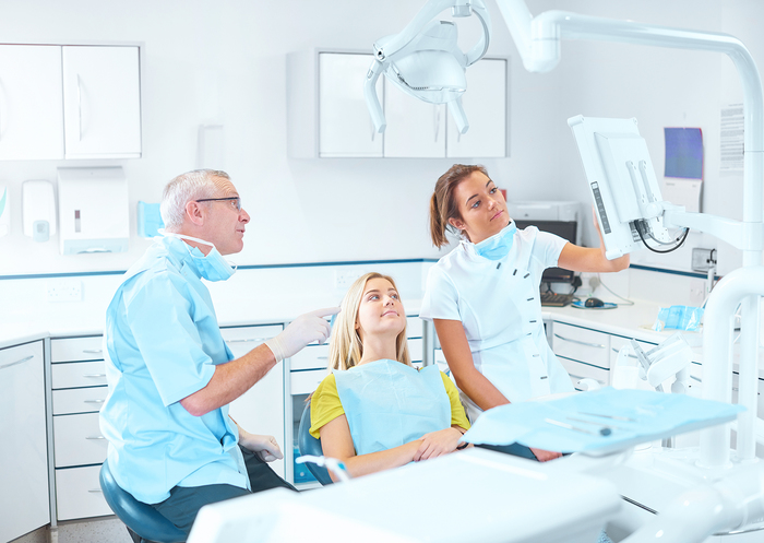 dentista atendendo uma adolescente